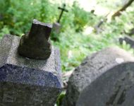 Istorinių kapinių kryžiai keliauja į metalo supirktuves